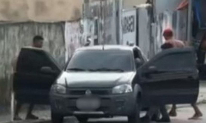 Homem sendo agredido por populares perto de um carro na Rua Magalhães Barata, bairro Crespo