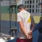 Homem sendo preso por policial, suspeito de homicídio no Amazonas