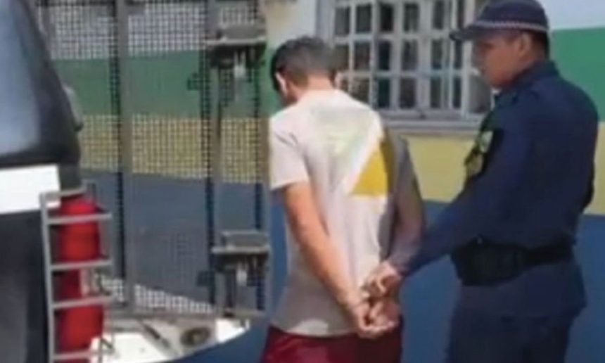 Homem sendo preso por policial, suspeito de homicídio no Amazonas