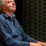 Homem tocando piano com olhos fechados no Amazonas Green Jazz Festival.