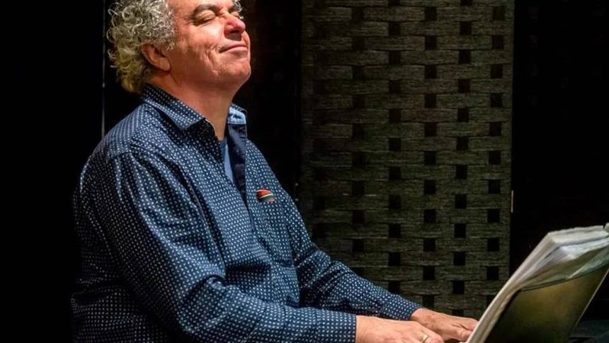 Homem tocando piano com olhos fechados no Amazonas Green Jazz Festival.