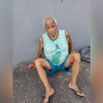 Idoso desorientado sentado em via pública, buscando por familiares no bairro Aliança com Deus, Manaus.