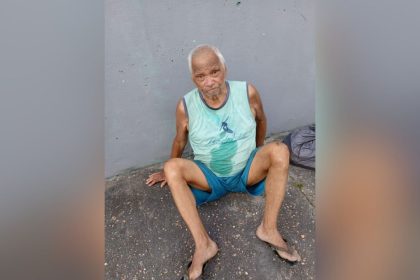 Idoso desorientado sentado em via pública, buscando por familiares no bairro Aliança com Deus, Manaus.
