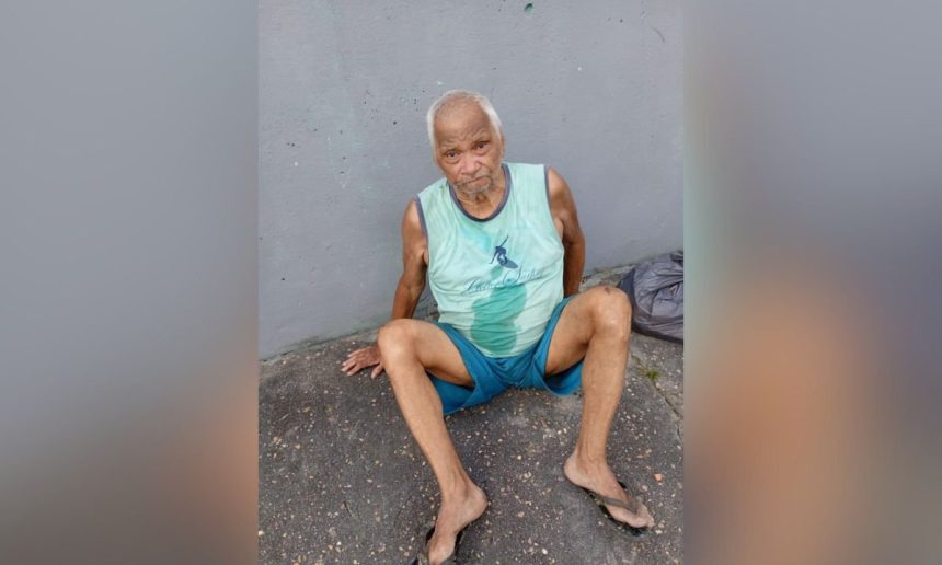 Idoso desorientado sentado em via pública, buscando por familiares no bairro Aliança com Deus, Manaus.