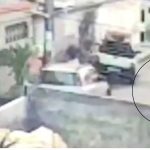 Imagem de câmera de segurança mostra homem sendo preso após esfaquear vizinho em Manaus.