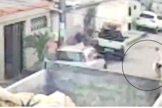 Imagem de câmera de segurança mostra homem sendo preso após esfaquear vizinho em Manaus.