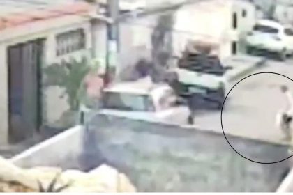 Imagem de câmera de segurança mostra homem sendo preso após esfaquear vizinho em Manaus.