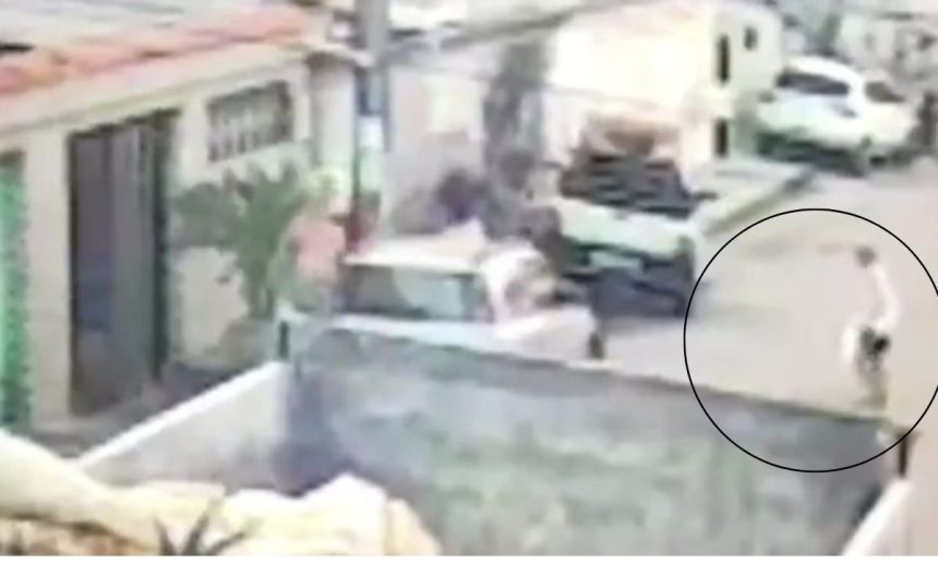 Imagem de câmera de segurança mostra homem sendo preso após esfaquear vizinho em Manaus.