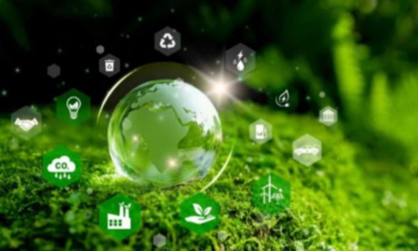Imagem de globo terrestre verde com ícones de sustentabilidade sobre musgo, representando meio ambiente e energia renovável.