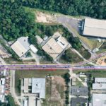 Imagem de satélite mostrando uma rodovia com curvas, construções e áreas de mata. Se trata da avenida Autaz Mirim