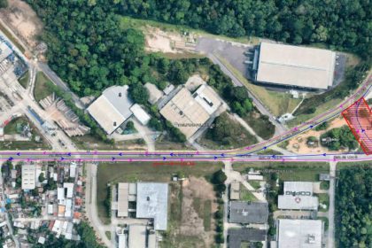 Imagem de satélite mostrando uma rodovia com curvas, construções e áreas de mata. Se trata da avenida Autaz Mirim