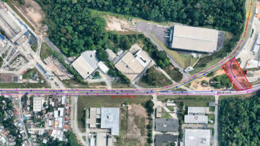 Imagem de satélite mostrando uma rodovia com curvas, construções e áreas de mata. Se trata da avenida Autaz Mirim