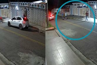 Imagem mostra três homens correndo em via pública à noite, com carro e moto estacionados.