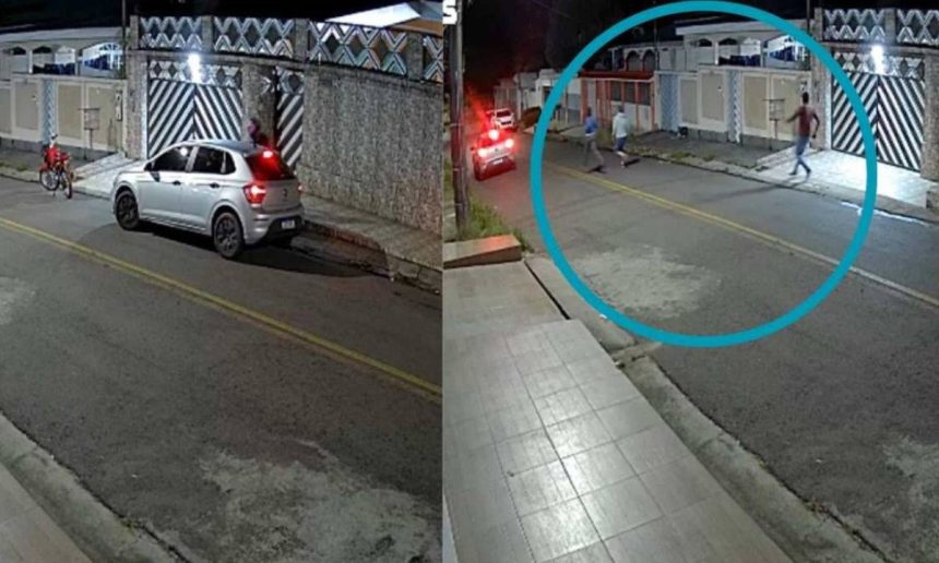 Imagem mostra três homens correndo em via pública à noite, com carro e moto estacionados.