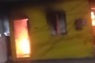 Incêndio destrói casa na Rua 11, Alvorada, zona oeste.