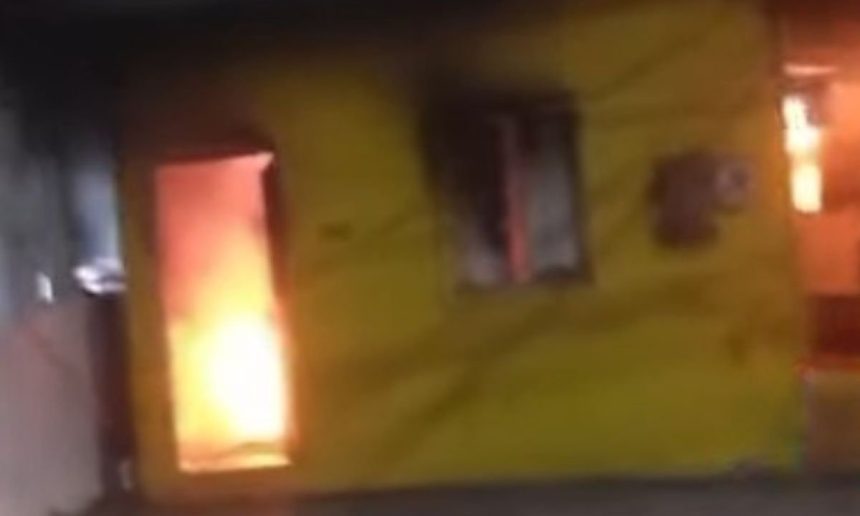 Incêndio destrói casa na Rua 11, Alvorada, zona oeste.