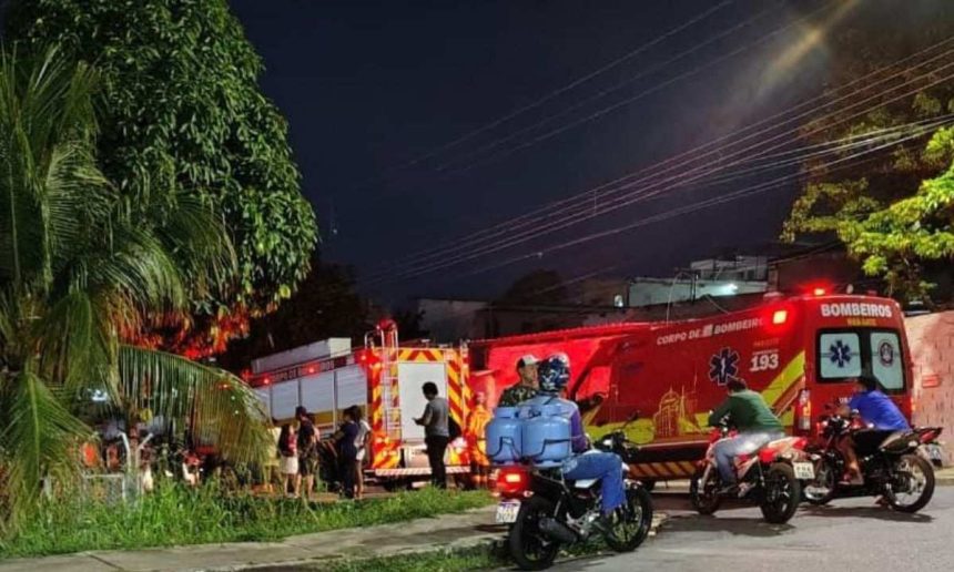 Incêndio em apartamento no Parque Residencial do Igarapés de Manaus, com bombeiros e motos.