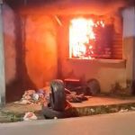 Incêndio em box comercial na Avenida Dona Otília, Manaus. Chamas e fumaça visíveis.