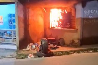 Incêndio em box comercial na Avenida Dona Otília, Manaus. Chamas e fumaça visíveis.