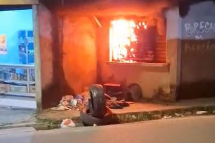 Incêndio em box comercial na Avenida Dona Otília, Manaus. Chamas e fumaça visíveis.