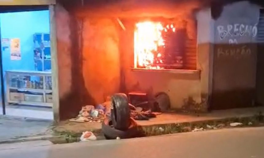 Incêndio em box comercial na Avenida Dona Otília, Manaus. Chamas e fumaça visíveis.