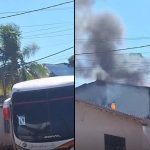 Incêndio em casa de dois andares com fumaça e chamas visíveis