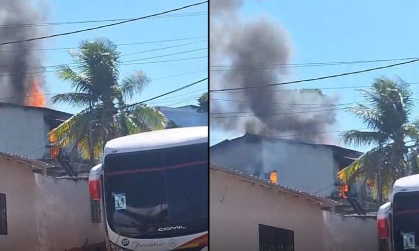Incêndio em casa de dois andares com fumaça e chamas visíveis