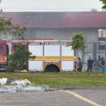 Incêndio em fábrica de portas em Manaus: bombeiros e fumaça.