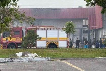 Incêndio em fábrica de portas em Manaus: bombeiros e fumaça.