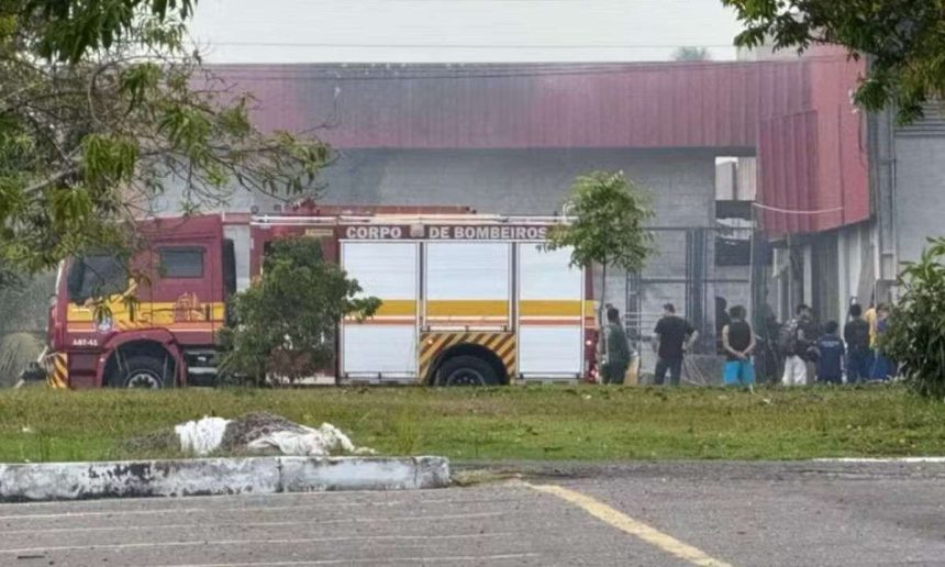 Incêndio em fábrica de portas em Manaus: bombeiros e fumaça.