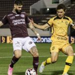 Jogador da Ferroviária em ação em partida contra o Amazonas na Série B do Brasileirão