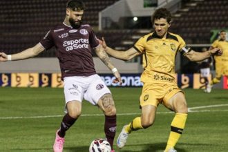 Jogador da Ferroviária em ação em partida contra o Amazonas na Série B do Brasileirão