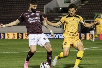 Jogador da Ferroviária em ação em partida contra o Amazonas na Série B do Brasileirão