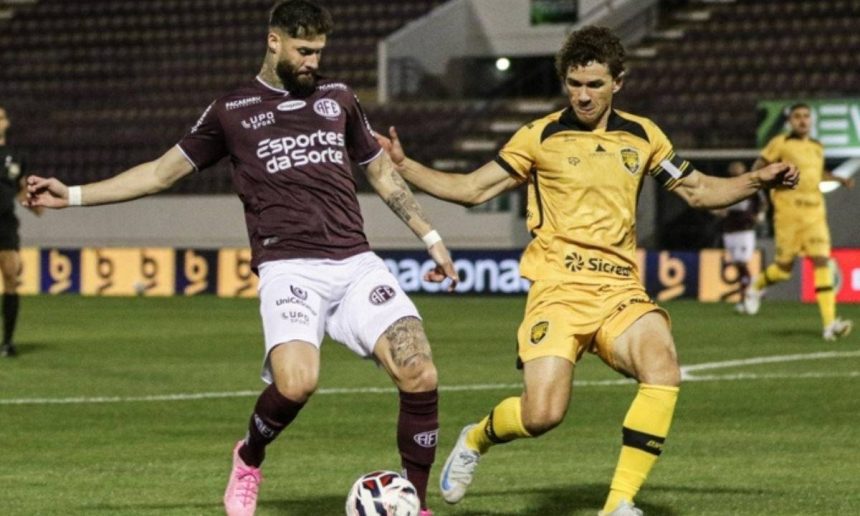 Jogador da Ferroviária em ação em partida contra o Amazonas na Série B do Brasileirão