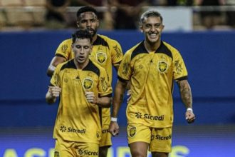 Jogadores do Amazonas FC comemoram em campo, uniformizados com camisas amarelas