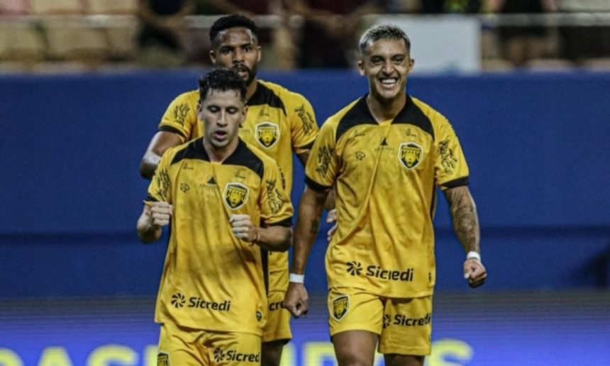 Jogadores do Amazonas FC comemoram em campo, uniformizados com camisas amarelas