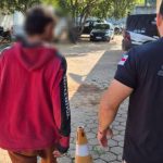 Jovem preso em Lábrea sendo escoltado por policial civil.