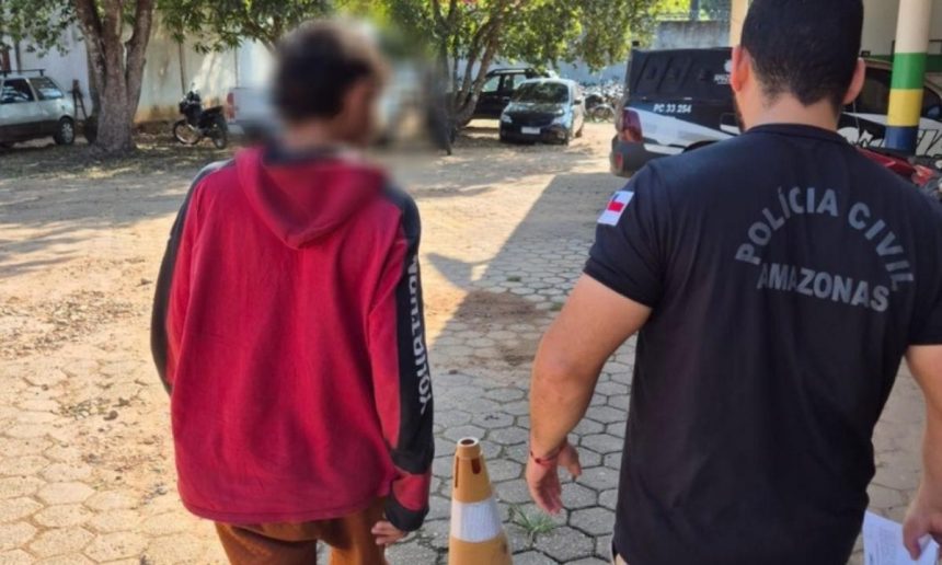 Jovem preso em Lábrea sendo escoltado por policial civil.