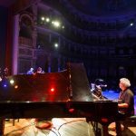 Jovino Santos Neto tocando piano em show de lançamento de álbum inspirado na Amazônia.