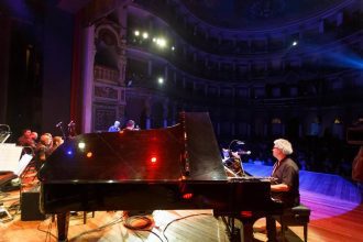 Jovino Santos Neto tocando piano em show de lançamento de álbum inspirado na Amazônia.