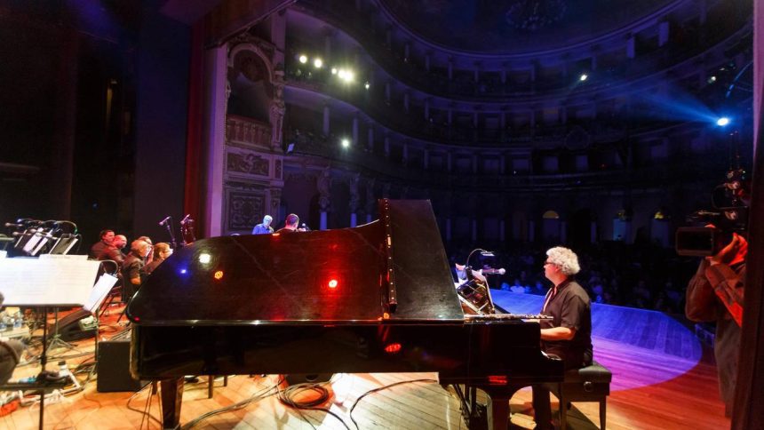 Jovino Santos Neto tocando piano em show de lançamento de álbum inspirado na Amazônia.