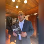 Juiz Luís Carlos Valois segura livro Apocalipse Penitenciário.