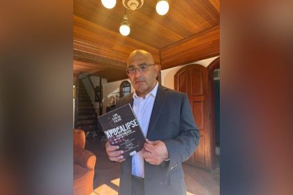 Juiz Luís Carlos Valois segura livro Apocalipse Penitenciário.