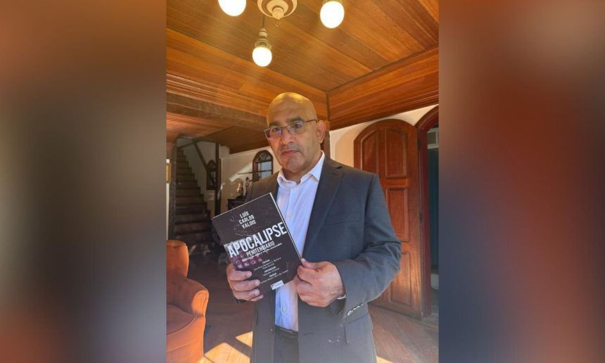 Juiz Luís Carlos Valois segura livro Apocalipse Penitenciário.