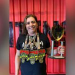 Karen Peixoto com medalhas e troféu, celebrando recorde brasileiro no Power Bíceps Strict Curl.
