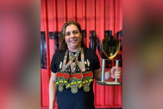 Karen Peixoto com medalhas e troféu, celebrando recorde brasileiro no Power Bíceps Strict Curl.