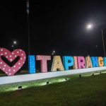 Letreiro 'Eu amo Itapiranga' com coração e iluminação noturna