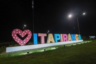 Letreiro 'Eu amo Itapiranga' com coração e iluminação noturna