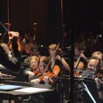 Maestro conduz orquestra durante concerto inspirado em David Lynch e Angelo Badalamenti.