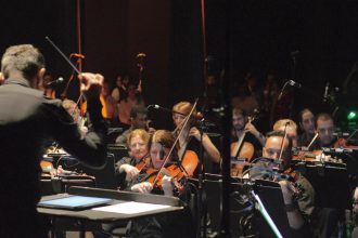 Maestro conduz orquestra durante concerto inspirado em David Lynch e Angelo Badalamenti.
